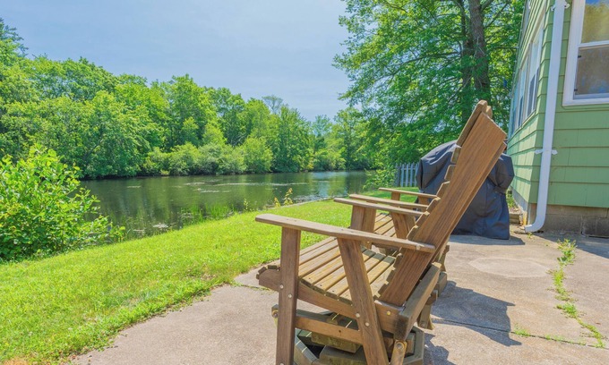 Hope Apartamento | Peaceful Riverfront Retreat in Hope, R.I.