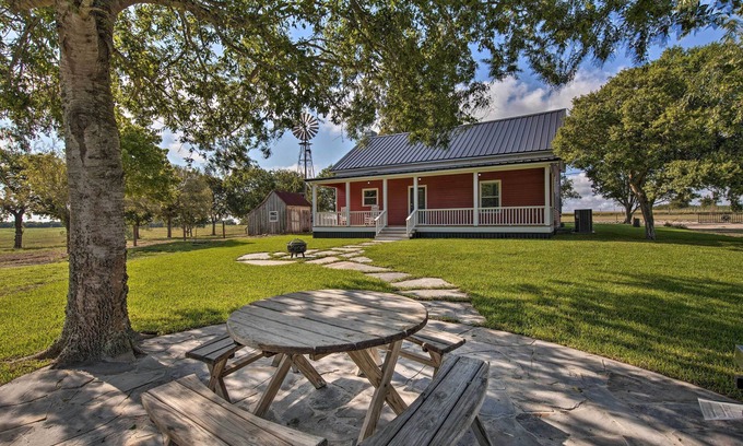 Schulenburg Casa | Peaceful Schulenburg Farmhouse w/ Fire Pit & Grill