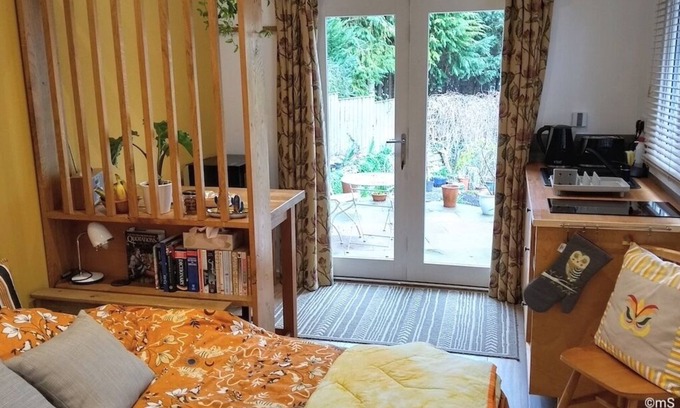 Westbury Apartamento | Peaceful separate annexe with bed, kitchen, shower room and patio area.