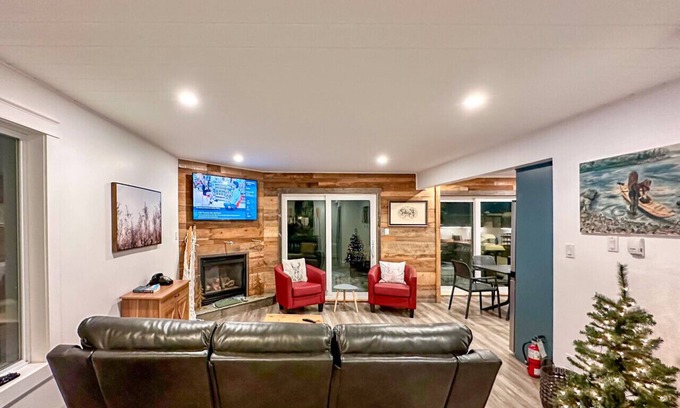 Collingwood Casa | Peaceful Ski Golf Spa Patio sleeps 6. Hang out in hammock