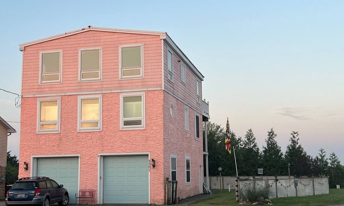 South Bowers Casa | Peaceful South Bowers Beach Pink Firehouse near DE Turf with amazing views