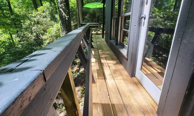 Lake Toxaway Cabina | Peaceful studio with WiFi in Lake Toxaway,North Carolina hot tub.