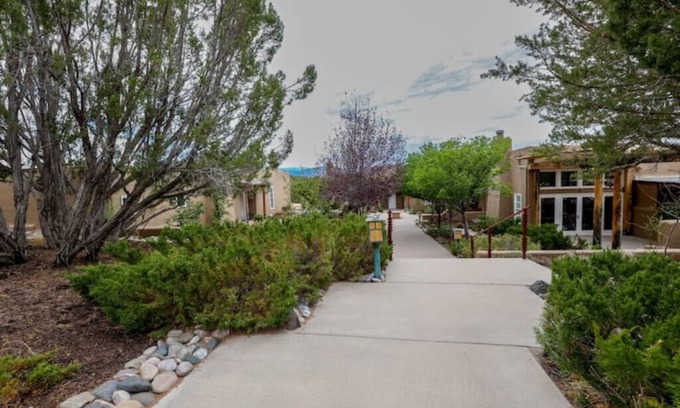 Ojo Caliente Apartamento | Peaceful Suite in Desert Inn- Black Mesa King Room