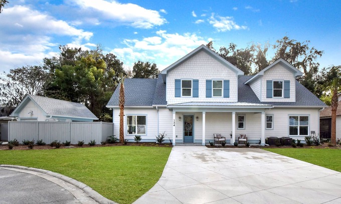 Demere Park Casa | Peaceful vacation retreat on SSI within walking distance of beach & Pier Village