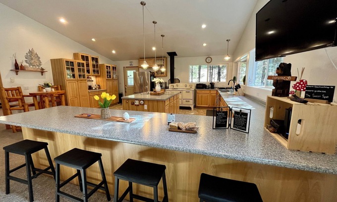 Gasquet Casa | Peaceful Views-Gasquet Cozy Cabin 1.5acres. TRAEGER, Smith River, Redwoods, Wifi