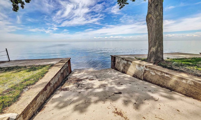 Luxemburg Casa | Peaceful Waterfront Cottage | Door County | Sleeps 7