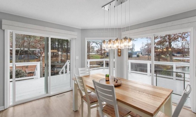 Henrico Casa | Peaceful Waterfront Home. Pet-friendly. Boat dock. Fast internet.