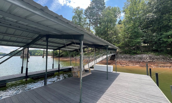 Anderson Casa | Peaceful waterfront lake living!