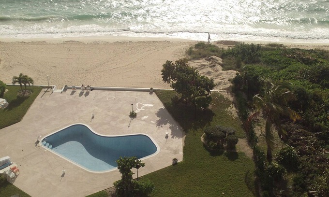 Discovery Bay Apartamento | Tranquilo y relajante vista al mar y a la piscina desde un apartamento de 1 habitación