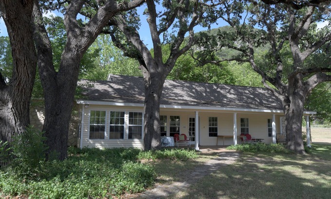 Vanderpool Cabaña | PeachTree Cottage near Lost Maples