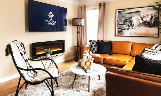 Clawson Casa | Peachtree/Royal Oak's Sweet Spot/King Bed