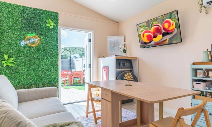 Tampa Casa | Peachy Paradise Tiny home getaway w/ Patio & Putting green