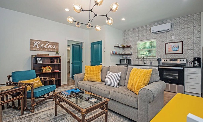 Nacogdoches Cabaña | Peacock Cottage/3 blks to downtown Nac/King Bed/WiFi/Covered Parking