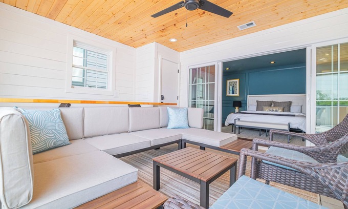 Eighth Avenue Casa | Peacock's Perch| Broadway 2mi| Rooftop HotTub -B