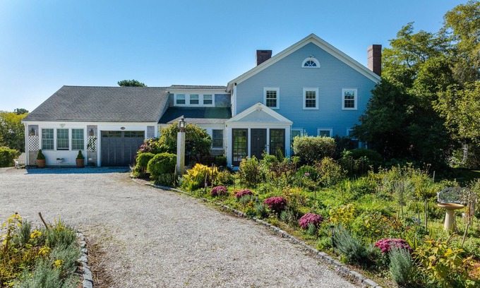 Brewster Casa | Peak Aug Weeks still avail! Sat-Sat. Brewster Farmhouse Retreat on Seymour Pond
