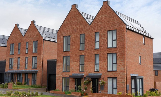 Chesterfield Casa | PEAK AVENUE RETREAT, pet friendly, with a garden in Chesterfield