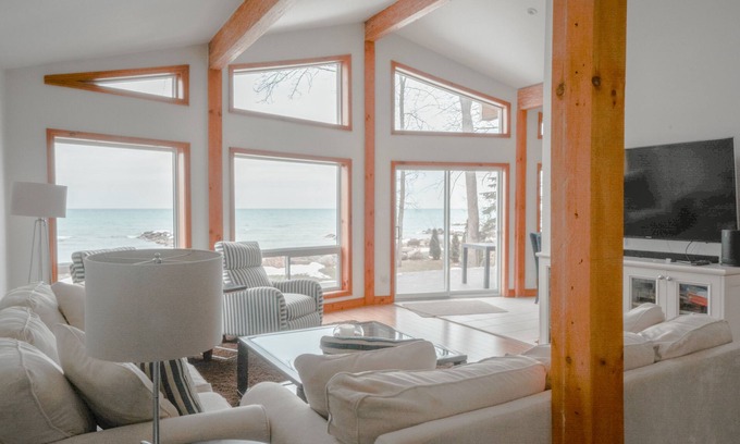 The Blue Mountains Cabaña | Peak to Shore - Waterfront Cottage Located in Thornbury ON