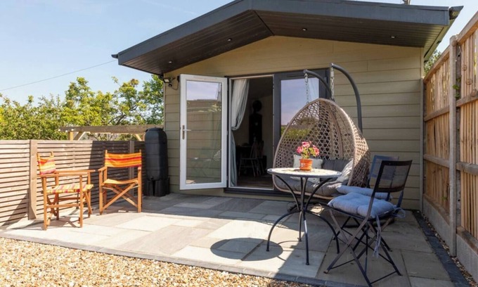 Whitstable Cabina | Pear Tree Cabin is a perfect base to explore and dine out at Whitstables many restaurants.
