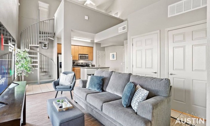 West Campus Apartamento | Balcony Skyline View + Spiral Staircase + Near UT!