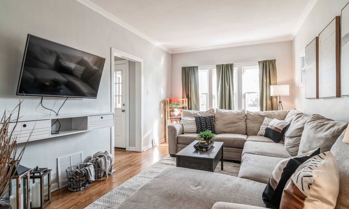 Forest Park Casa | Pearly Gates | 3 Bed | Sleeps 5 | w/ 2-Car Garage