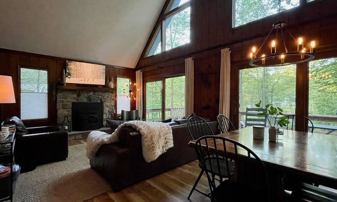 Locust Lake Village Chalet De Esquí | PearTree Chalet, Lake, Hot Tub, Gas & Wood FirePits