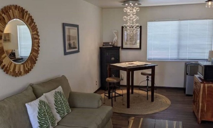 Morro Bay Apartamento | PEEK BAY/OCEAN VIEWS! WALK TO ALL!-500 sq.ft. King bed, full bath, Dog Friendly!