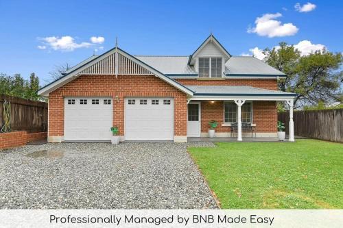 Bathurst Casa | Peel St - Walk to CBD, Large Family Home