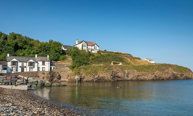 Haverfordwest Cabaña | Pelcomb Cross Farmhouse, Holiday Cottage Pelcomb Cross, Sleeps 10, 5 bedrooms, bathrooms