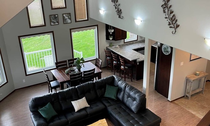 Belmont Cabina | Pelican Lake Fish & Golf Get-Away, Beautiful Pleasant Valley Home