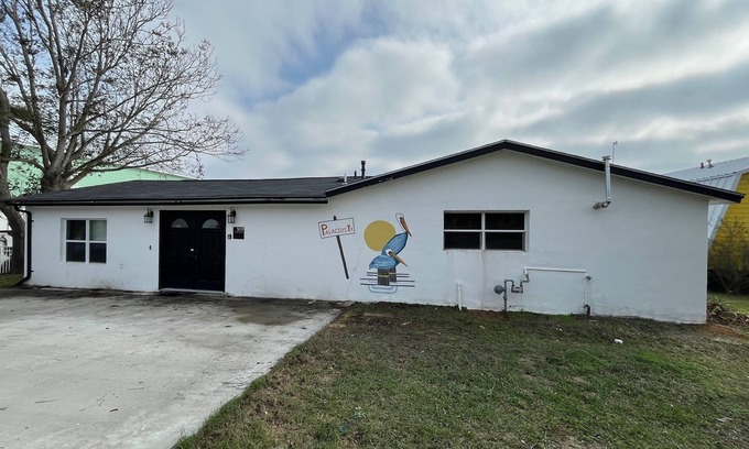 Palacios Casa | Pelican Place--lit dock, crab cages, W/D, 5 TVs, gameroom, fully stocked kitchen