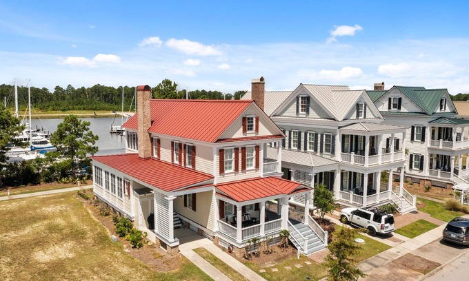 Oriental Casa | Dawg Catcher - Relax and enjoy this waterfront dog friendly retreat