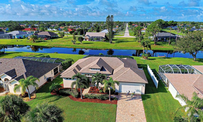 Broadmoor Casa | Pelican Shores | 2 King Suites | Pool | Jacuzzi | Lounge