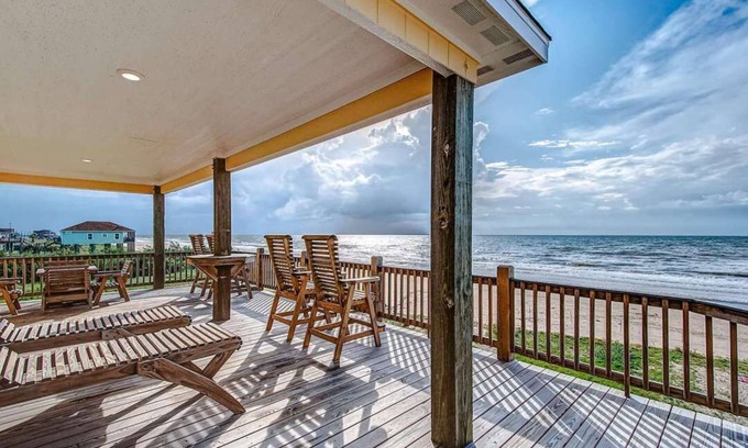 Gilchrist Casa | Pelican Shores: Sun, Sand, and Serenity – 3BR Beachfront Retreat!