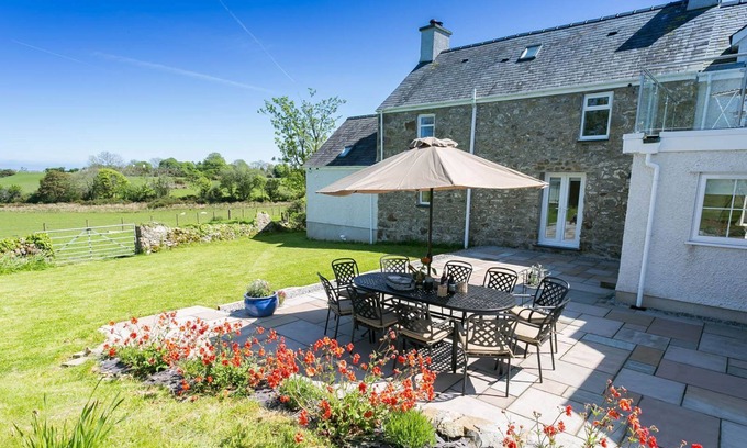 Llangefni Cabaña | Pen y Fan Bellaf - a ground floor bedroom that sleeps 10 guests in 5 bedrooms