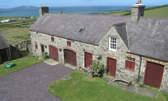 Cylch-Y-Garn Casa | Pen y Graig - The Loft B&B - barn apartment, Church Bay, sea views 500m to beach