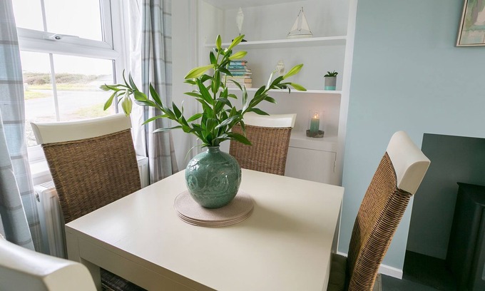 Llanfaelog Cabaña | Pen Y Parc Rhosneigr - a coastal that sleeps 4 guests in 2 bedrooms