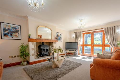 Fence Casa | Pendle View Gatehouse Lakeside Stay