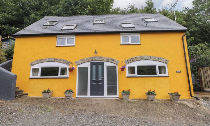 Clydey Casa | PENDRE BARN, pet friendly, with a garden in Cenarth
