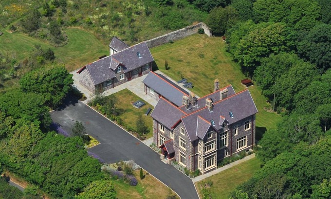 St Davids Cabaña | Penrhiw Priory, Holiday Cottage St Davids, Sleeps 16, 8 bedrooms, bathrooms