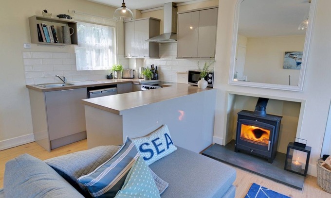 Aberffraw Apartamento | Penrhyn Gwyn - a sea view that sleeps 4 guests in 2 bedrooms