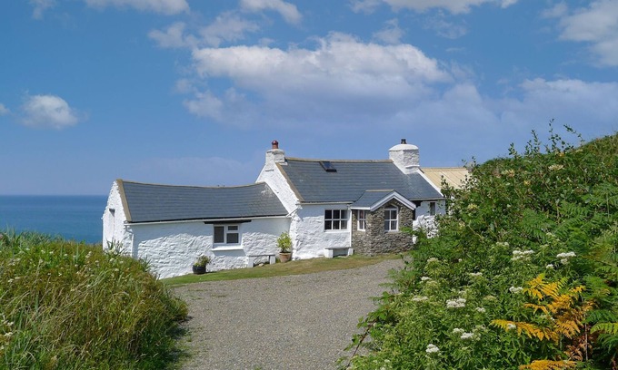 Goodwick Cabaña | Penrhyn, Holiday Cottage Strumble Head, Sleeps 6, 3 bedrooms, bathrooms