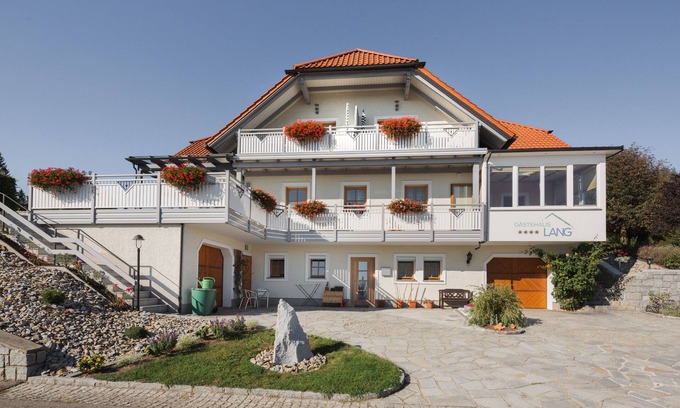 Pfarrkirchen im Muehlkreis Apartamento | Pensión en una ubicación fantástica con vistas a la montaña.