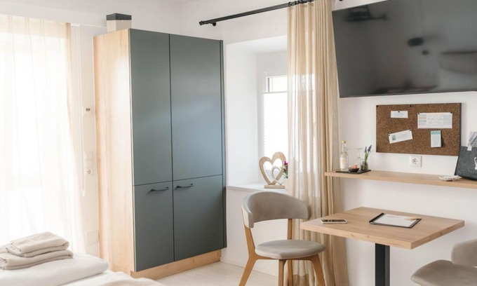 Burgau Apartamento | Pension Blumenwiese - Apartment, kitchen, shower/WC, terrace, garden view