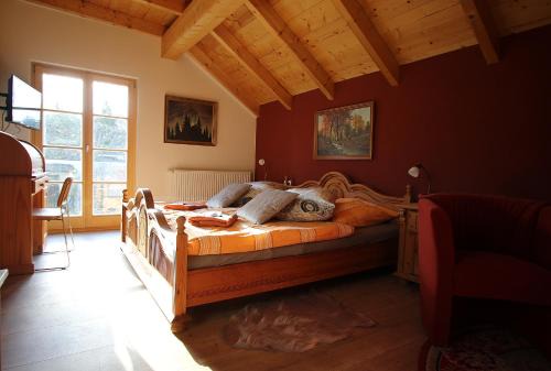Bernstadt a. d. Eigen Casa | Pension und Falknerei an der alten Schmiede
