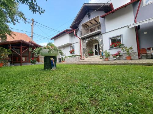 Zarnesti Casa | Pensiunea Monady