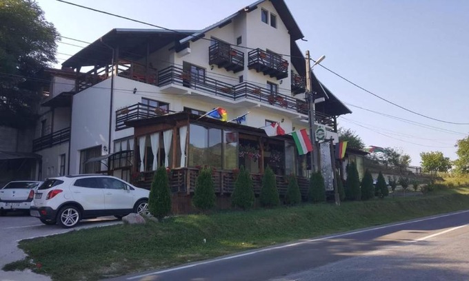 Oestii Paminteni Casa | Pensiunea Pomi -Oesti