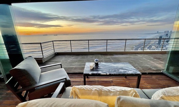 Bloubergstrand Apartamento | Penthouse-100 000 Gemstones on display,All Ensuite