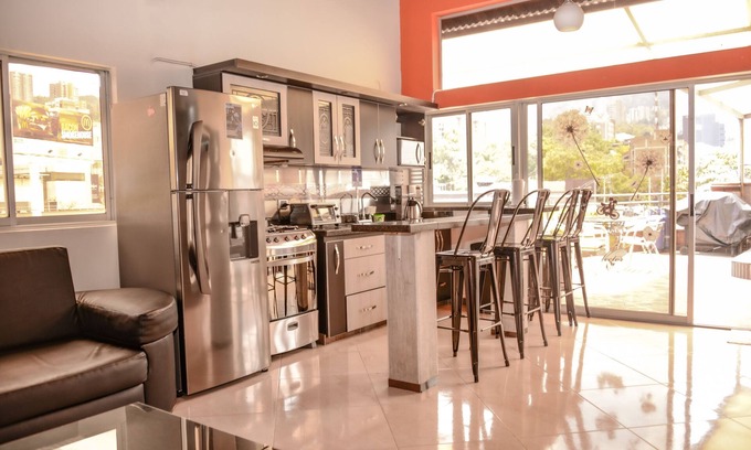 El Poblado Condominio | Penthouse de 3 habitaciones con aire acondicionado, bañera de hidromasaje Lleras para 8 personas, terraza en la azotea y vistas