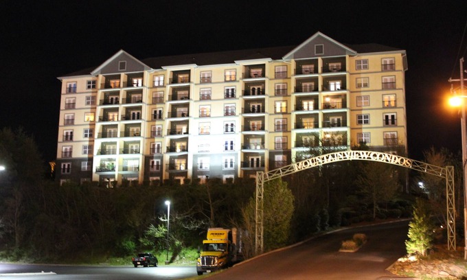 Pigeon Forge Condominio | Ático y vistas a la montaña en el Parkway en Pigeon Forge!