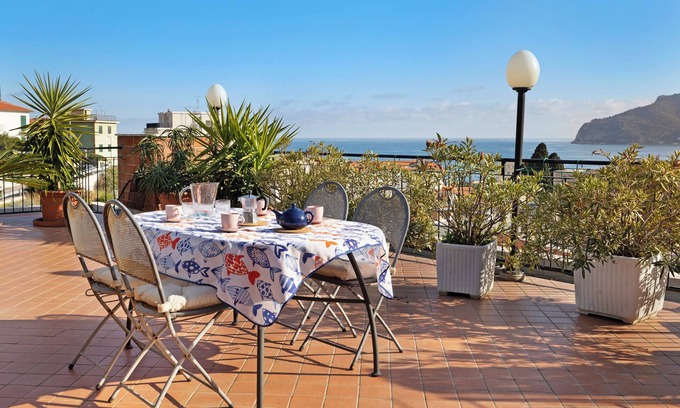 Spotorno Apartamento | Apartamento ático "Cielo E Mare" con vistas al mar, terraza privada y aire acondicionado.